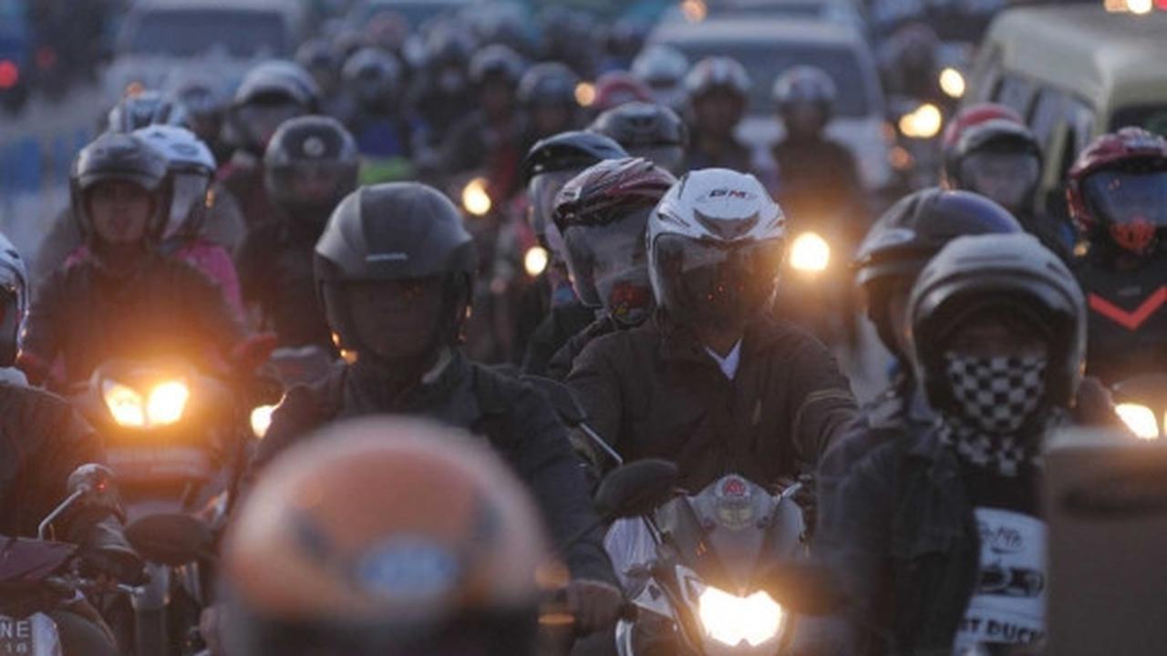Pemudik sepeda motor padati jalan lintas Karawang arah Pantura