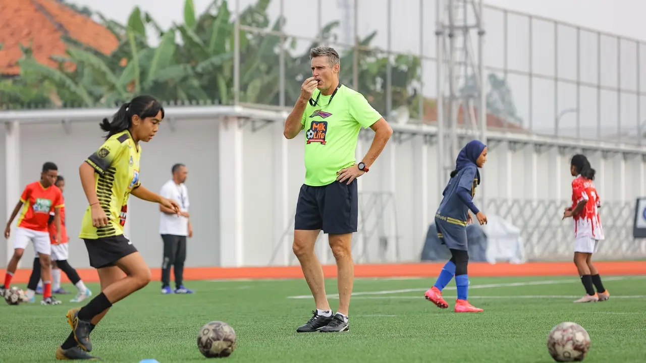 Timo Scheunemann menyuguhkan sejumlah program pelatihan muai dari lari, bola pantul, passing, overlapping, one-two, stretching, ice bath, free kick, hingga pengetahuan seputar sistem pertandingan. (Liputan6.com/ist)