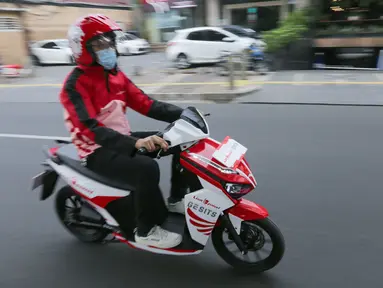 Kurir Lion Parcel mencoba motor listrik, GESITS buatan PT Wika Industri Manufaktur di Jakarta, Kamis (14/10/2021). Lion Parcel menjadi perusahaan logistik pertama di Indonesia yang mengimplementasikan penggunaan motor listrik dalam proses pengantaran paket. (Liputan6.com/Fery Pradolo)