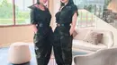 Kece dengan army look, Devay dan Putri kompak kenakan army jumpsuit dengan aksen belt. [Foto: IG/duoanggrekofficial].