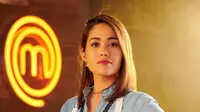 Yanin Campos dalam balutan apron MasterChef.. (dok. Instagram @yanin_chefmx/https://www.instagram.com/p/B2c4X0sF-t_/)