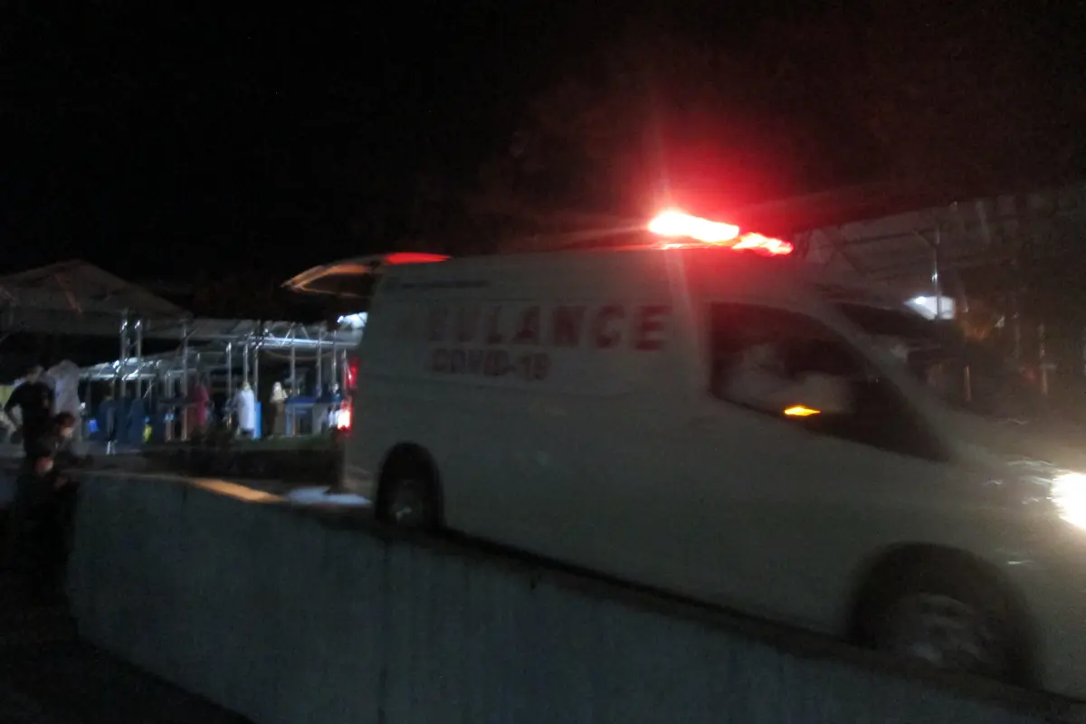Mobil ambulans yang akan mengantar jenazah istri Gubernur Sulawesi tenggara Agista Ariyani Bombay.(Liputan6.com/Ahmad Akbar Fua)