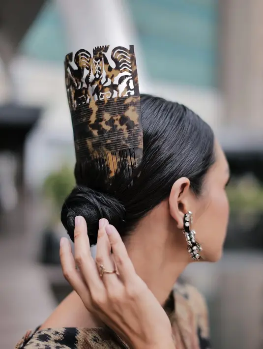Andien mengunggah sejumlah foto dan sebuah video yang menampilkan aksinya melantun sajak di akun Instagram terverifikasi, Jumat (30/9/2022). “Selalu ada kali pertama,” tulis Andien. “Kemarin untuk pertama kalinya aku tampil di hadapan Pak @jokowi bukan untuk bernyanyi, tapi membawakan sebuah sajak yang menggambarkan bahwa kita, Indonesia, mampu untuk bangkit kembali,” imbuhnya. (Foto: Dok. Instagram @andienaisyah)