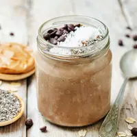 ilustrasi overnight oats coklat/Nataliya Arzamasova