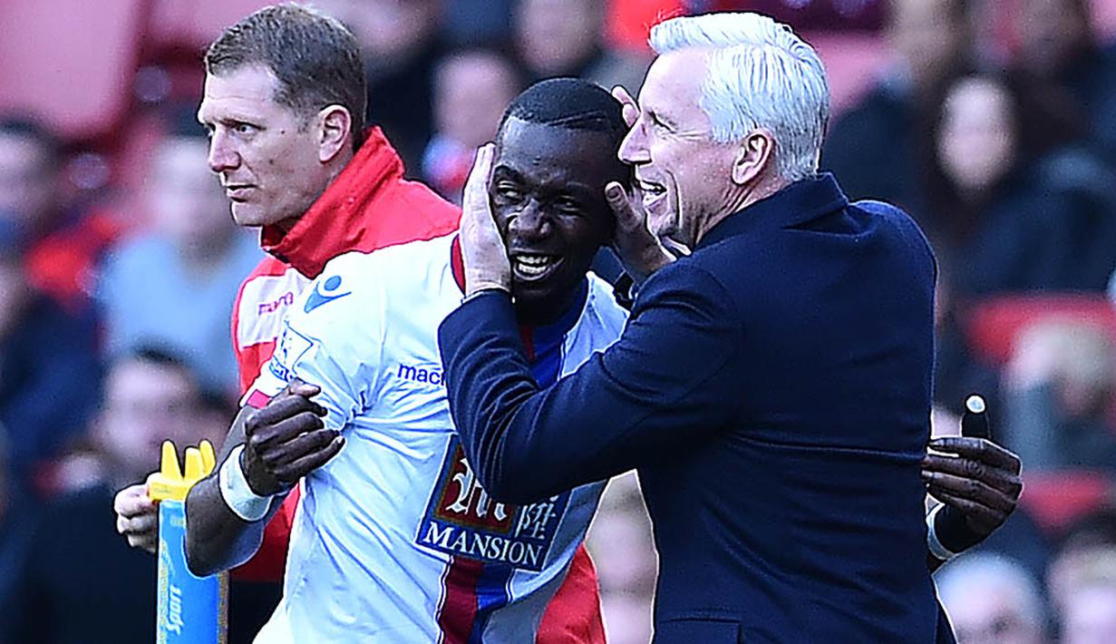 Pelatih Crystal Palace, Alan Pardew, merayakan gol Yannick Bolasie ke gawang Arsenal pada laga Liga Premier Inggris di Stadion Emirates, London, Minggu (17/4/2016). Gol penyeimbang Palace tercipta pada menit ke-81. (AFP/Ben Stansall)