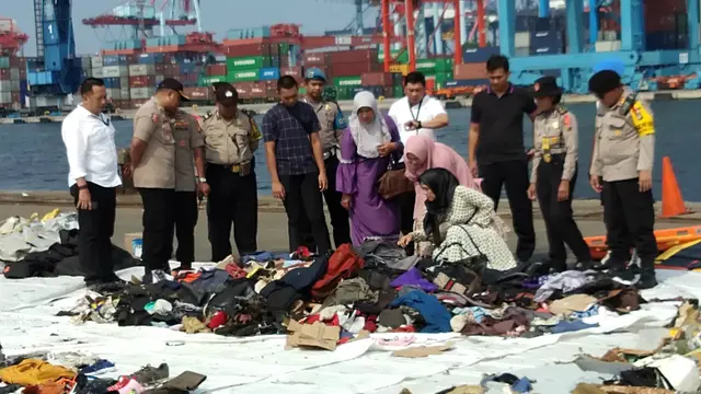 Istri, mertua, dan anak penumpang Lion Air JT 610 menyambangi posko utama yang berada di Dermaga JICT 2, Jakarta Utara.