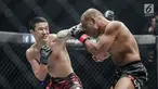 Petarung China, Peng Xue Wen (kiri) melakukan pukulan ke petarung Filipina, Rene Catalan (kanan) saat berlaga pada One Championship di Jakarta, Sabtu (20/1). Petarung Rene Catalan menang atas Peng Xue Wen. (Liputan6.com/Faizal Fanani)
