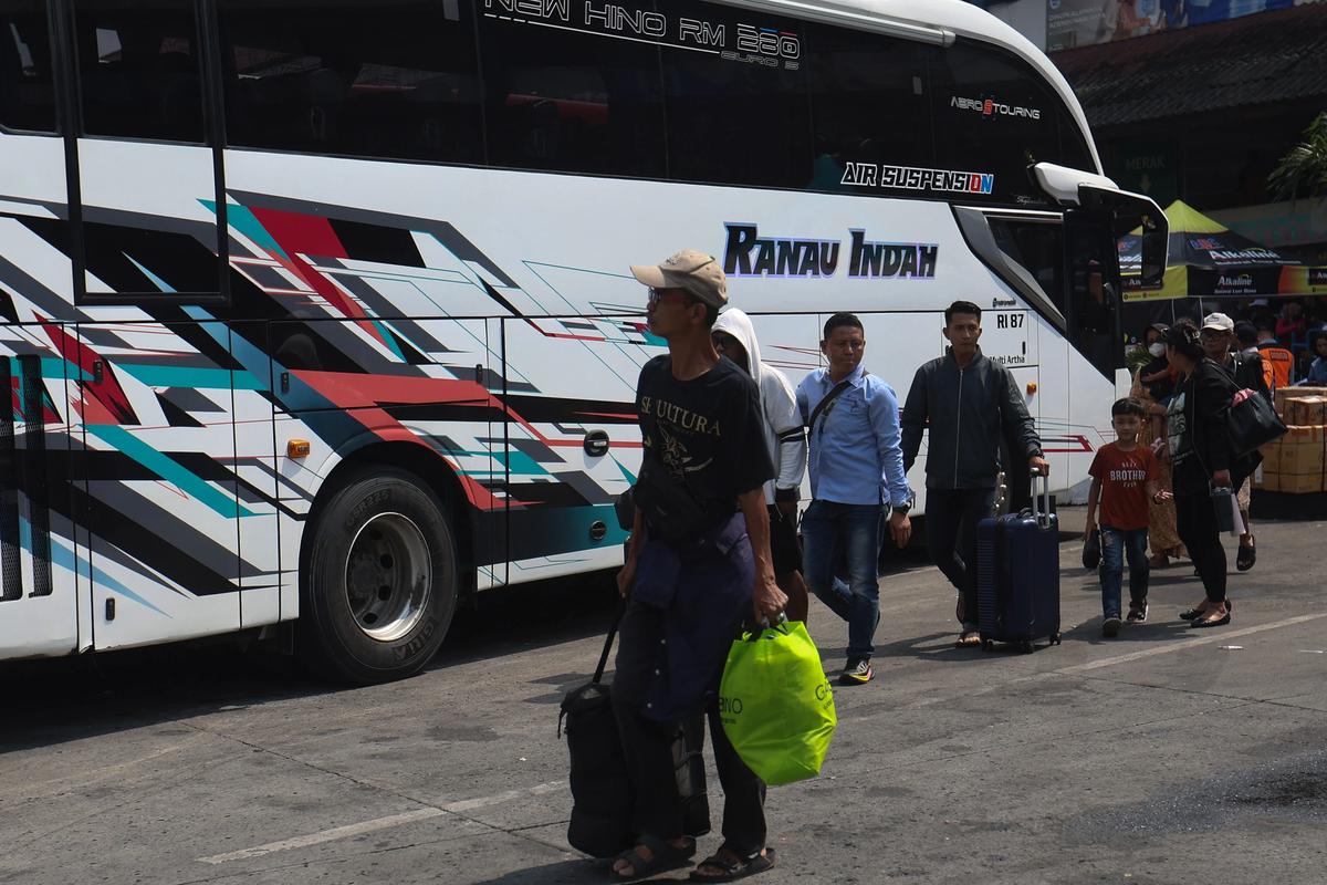 FOTO: Pemudik Padati Terminal Kampung Rambutan Menjelang Lebaran
