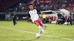 Pemain Persija Jakarta, Aji Kusuma mengontrol bola pada laga lanjutan Grup B Piala Presiden 2024 melawan Bali United di Stadion I Wayan Dipta, Bali, Jumat (26/07/2024). (Dok. Persija Jakarta)