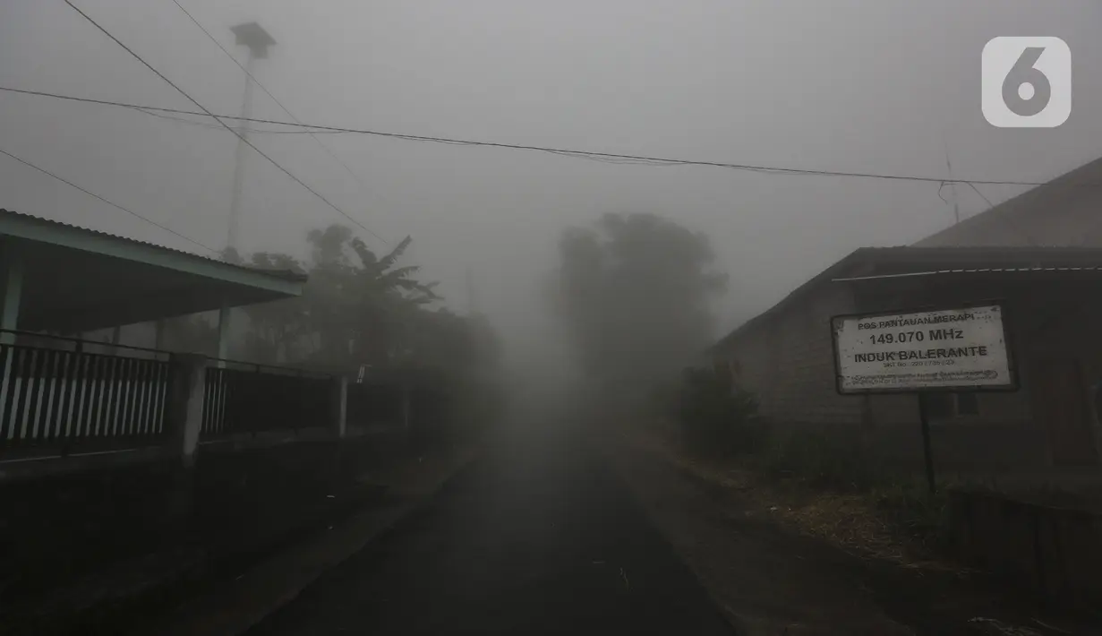 Suasana di Pos Pantau Merapi Induk Balerante, Kemalang, Klaten, Jawa Tengah, Jumat (20/11/2020). Kepala BPPTKG Hanik Humaida menyebut perjalanan magma Gunung Merapi ke puncak makin dekati permukaan. (Liputan6.com/Johan Tallo)