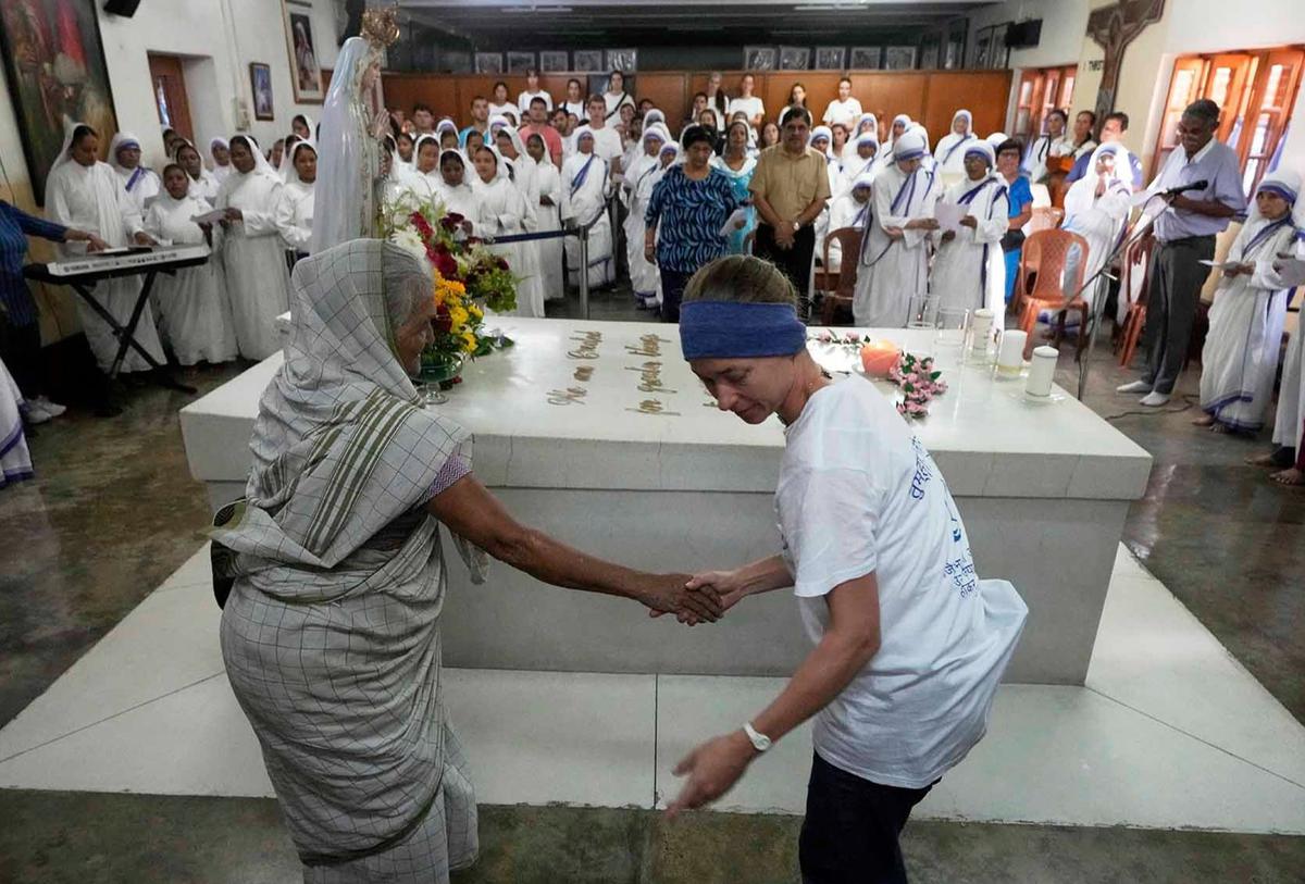 FOTO: Doa Peringati 115 Tahun Kelahiran Bunda Teresa