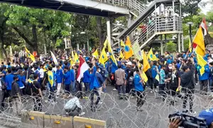 Kericuhan mewarnai aksi demonstrasi yang digelar mahasiswa di kawasan Istana Negara, Senin (5/9/2022). Sejumlah demonstran berupaya menerobos kawat berduri penyekat lokasi aksi.