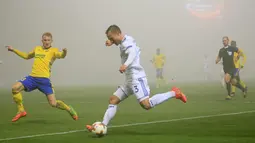 Bek FC Copenhagen, Pierre Bengtsson berusaha mengumpan bola dari kawalan gelandang FC Fastav Zlín, Milos Kopecny saat bertanding pada Grup F Liga Europa di Stadion Andruv, Ceko (19/10). Kedua klub bermain imbang 1-1. (AFP Photo/Radek Mica)