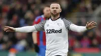 Wayne Rooney. Striker Inggris ini pensiun di Derby County di usia 36 tahun pada 15 Januari 2021. Total tampil dalam 887 laga bersama klub maupun timnas, dengan torehan 366 gol dan 205 assist. Ia pernah mencapai nilai jual tertinggi sebesar 65 juta euro bersama Manchester United. (AFP/Ian Kington)