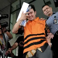 Pengusaha dari PT MTI, Hardi Stevanus keluar dari KPK usai menjalani pemeriksaan, Jakarta, Kamis (15/2). Hardi dan rekannya menjadi tersangka usai menyuap Deputi Bakamla sebanyak Rp. 2 Miliar. (Liputan6.com/Helmi Afandi)