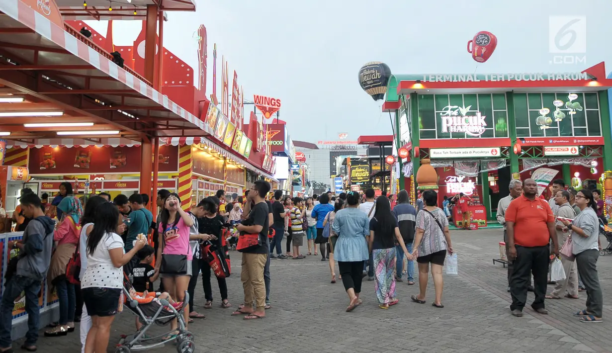 Pengunjung memadati Jakarta Fair Kemayoran 2017 di JIExpo, Kemayoran, Jakarta, Senin (19/6). Event ini berlangsung selama 39 hari hingga 16 Juli 2017, pada saat hari-H lebaran pun Jakarta Fair tetap akan dibuka untuk umum. (Liputan6.com/Yoppy Renato)