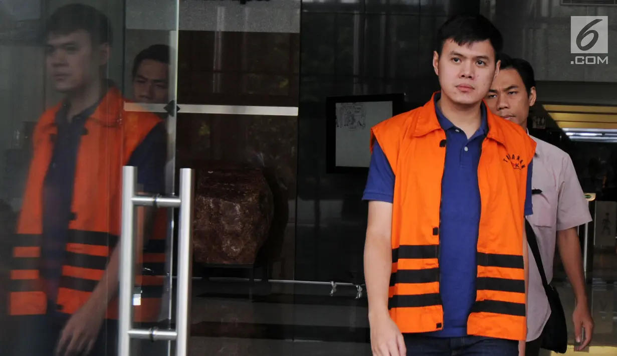 Tersangka Direktur PT Hidro Tekno Indonesia Hendrawan Maruszama memakai rompi tahanan usai menandatangani berkas P21 tahap II di gedung KPK, Jakarta, Kamis (22/03). (Merdeka.com/Dwi Narwoko)