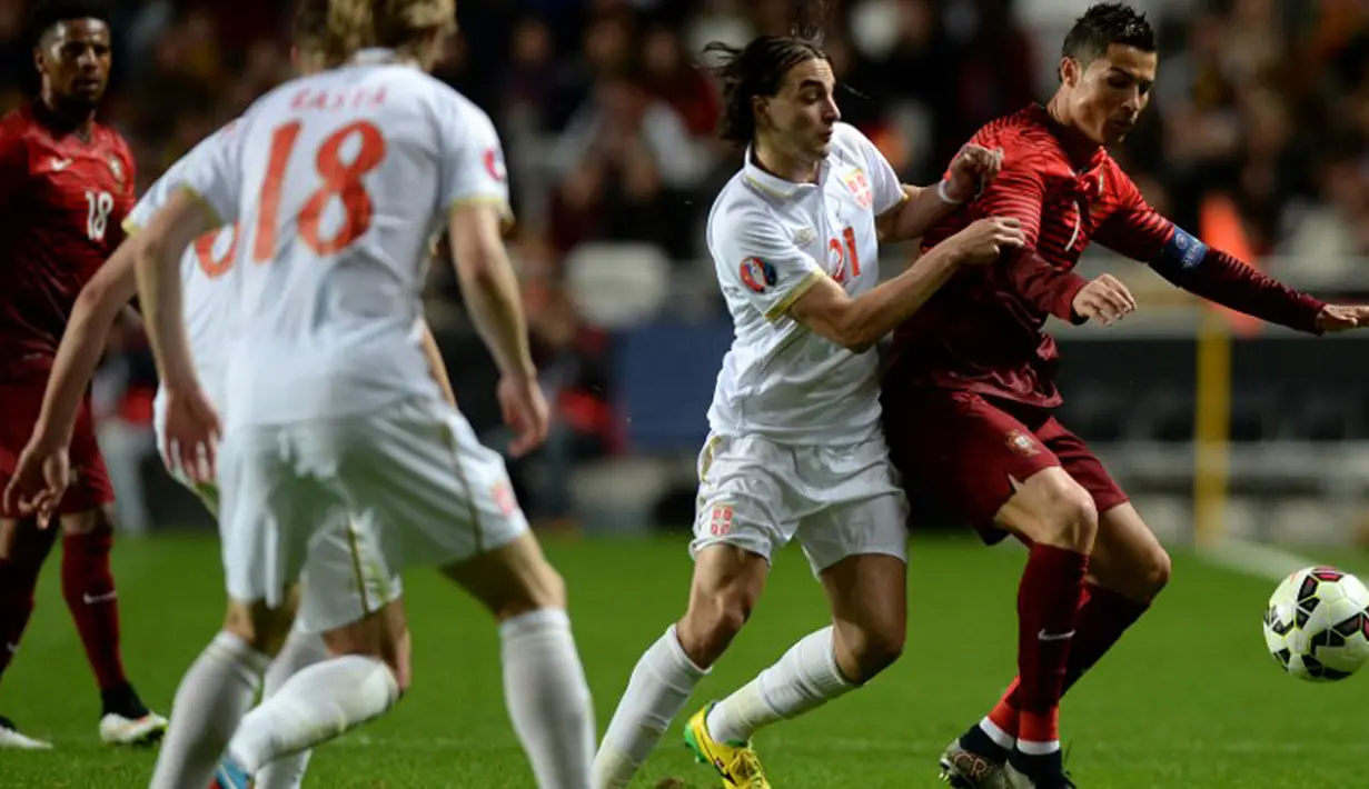 Penyerang Portugal, Cristiano Ronaldo (kanan) mengontrol bola dari hadangan pemain Serbia Lazar Markovic pada kualifikasi Piala Eropa 2016 di stadion Luz, Lisbon, Minggu (29/3/2015). Portugal menang 2-1 atas Georgia. (AFP PHOTO/Patricia De Melo Moreira)