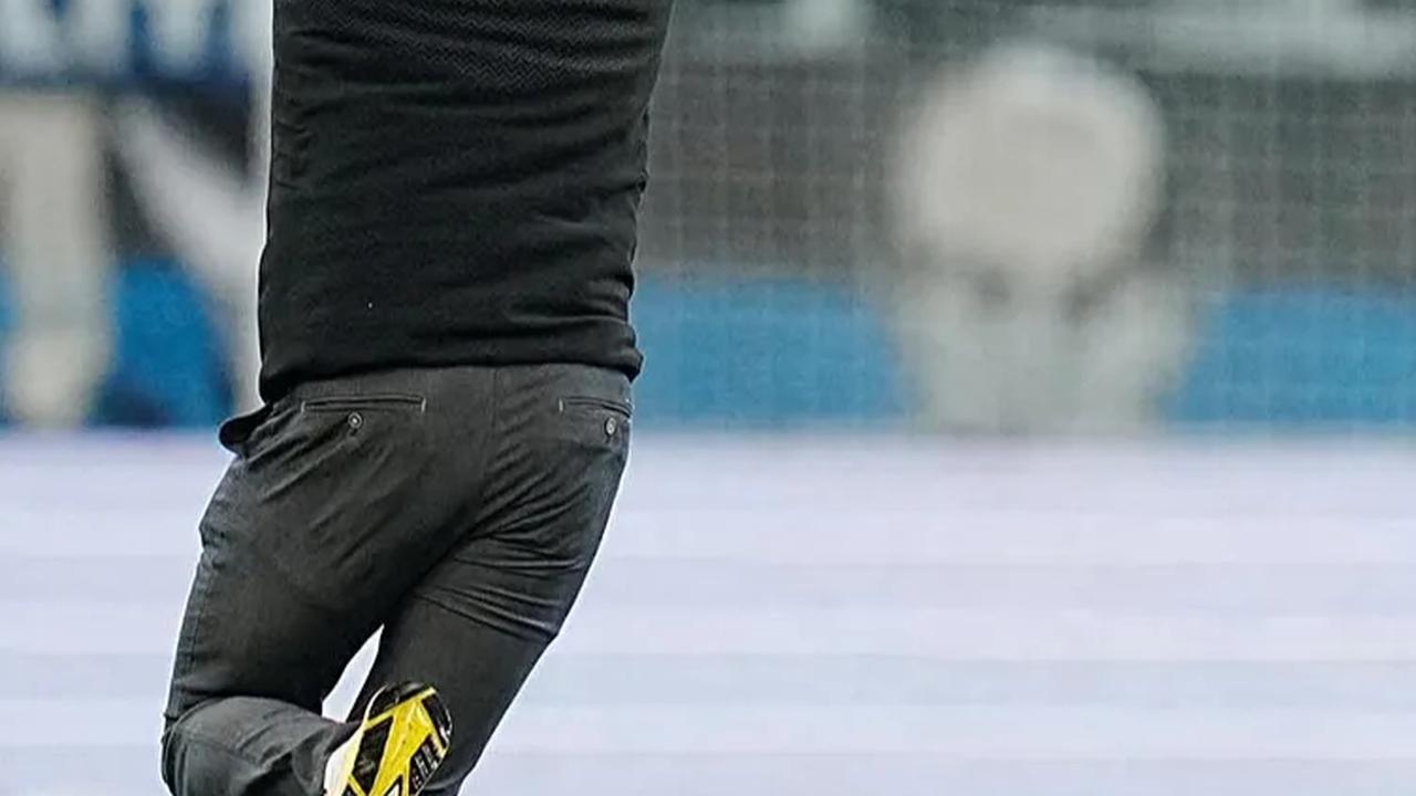 FOTO: Aksi Suporter Berbendera Palestina Terobos Laga FC Copenhagen vs MU, Tuliskan Pesan Menyentuh
