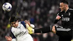 Gelandang Lazio Luka Romero berebut bola dengan gelandang Juventus Filip Kostic pada pekan ke-15 Serie A 2022/2023 di Allianz Stadium, Senin (14/11/2022) dini hari WIB. Tim berjuluk Bianconeri itu menang dengan skor telak 3-0 atas Lazio. (Marco Alpozzi/LaPresse via AP)