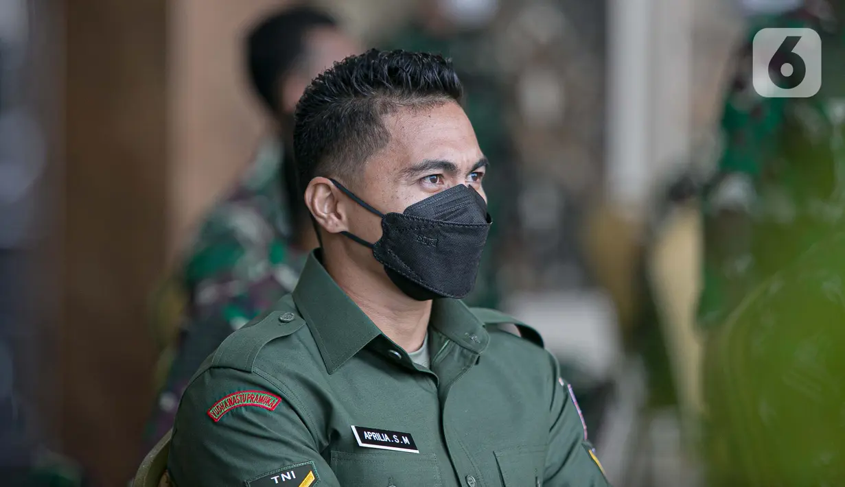Serda Aprilia Manganang menjalani sidang perubahan status jenis kelamin dan pergantian nama di Pengadilan Negeri Tondano secara virtual di Mabes TNI AD, Jakarta, Jumat (19/3/2021). Aprilia Manganang mengubah status jenis kelamin menjadi laki-laki. (Liputan6.com/Faizal Fanani)