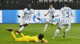 Striker Inter Milan, Romelu Lukaku, melakukan selebrasi usai mencetak gol ke gawang Borussia Moenchengladbach pada laga Liga Champions di Stadion Borussia Park, Rabu (2/12/2020). Inter Milan menang dengan skor 3-2. (AP/Martin Meissner)