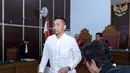 Setelah menunggu empat bulan, aktor 42 tahun itu mulai menjalani sidang perdananya. Kamis (13/10) siang Restu tiba di Pengadilan Negeri Jakarta Selatan dengan pegawalan ketat. (Deki Prayoga/Bintang.com)