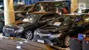 Penjual tengah menawarkan mobil bekas yang di jual di shorum mobil bekas di blok M, Jakarta,Senin (10/4/2023). (Liputan6.com/Angga Yuniar)