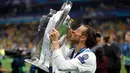 Pemain Real Madrid Gareth Bale mengangkat trofi Liga Champions usai mengalahkan Liverpool pada pertandingan final di Stadion Olimpiyskiy, Kiev, Ukraina, 26 Mei 2018. Bergabung ke Real Madrid pada September 2013, Bale memenangkan lima gelar Liga Champions, empat Piala Dunia antar klub, tiga La Liga, Piala Super UEFA tiga kali, satu trofi Copa del Rey, dan tiga kali Piala Super Spanyol. (AP Photo/Pavel Golovkin, File)