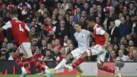 Penyerang Liverpool, Darwin Nunez berusaha mengumpan bola dari kawalan pemain Arsenal, William Saliba dan Ben White selama pertandingan lanjutan Liga Inggris di Stadion Emirates di London, Minggu (9/10/2022). Arsenal menang tipis atas Liverpool dengan skor 3-2. (AP Photo/Rui Vieira)