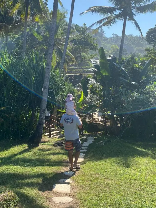 [Fimela] Varsha Straus liburan