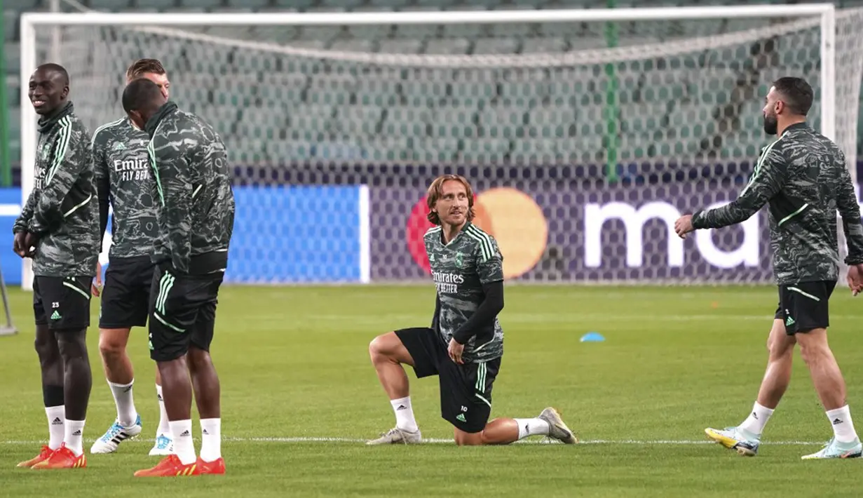 Pemain Real Madrid Luka Modric (tengah) menghadiri sesi latihan di Stadion Legia Warsawa, Warsawa, Polandia, 10 Oktober 2022. Real Madrid akan menghadapi Shakhtar Donetsk pada pertandingan sepak bola putaran pertama Liga Champions. (JANEK SKARZYNSKI/AFP)