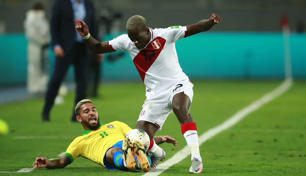 Gelandang Brasil, Douglas Luiz, berebut bola dengan bek Peru, Luis Advincula, pada laga lanjutan kualifikasi Piala Dunia 2022 zona Amerika Selatan, di Estadio Nacional de Lima, Rabu (14/10/2020) pagi WIB. Brasil menang 4-2 atas Peru. (AFP/Daniel Apuy/pool)