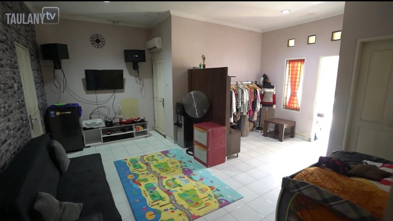 Habiskan 2 Mobil Untuk Nyaleg, Berikut Ini 8 Potret Rumah Dede Sunandar yang Sederhana di Lingkungan Elit