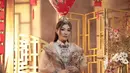 Sarwendah terlihat bak putri kerajaan Cina dengan ceongsam luar biasa bernuansa cokelat keemasan. Cheongsam ini memiliki outer transparan dengan bordir yang serasi Belum lagi tatanan dan aksesori rambut yang dikenakan Sarwendah di sini, menambah nuansa megah nan mewah pada penampilannya secara keseluruhan. Foto: Instagram.
