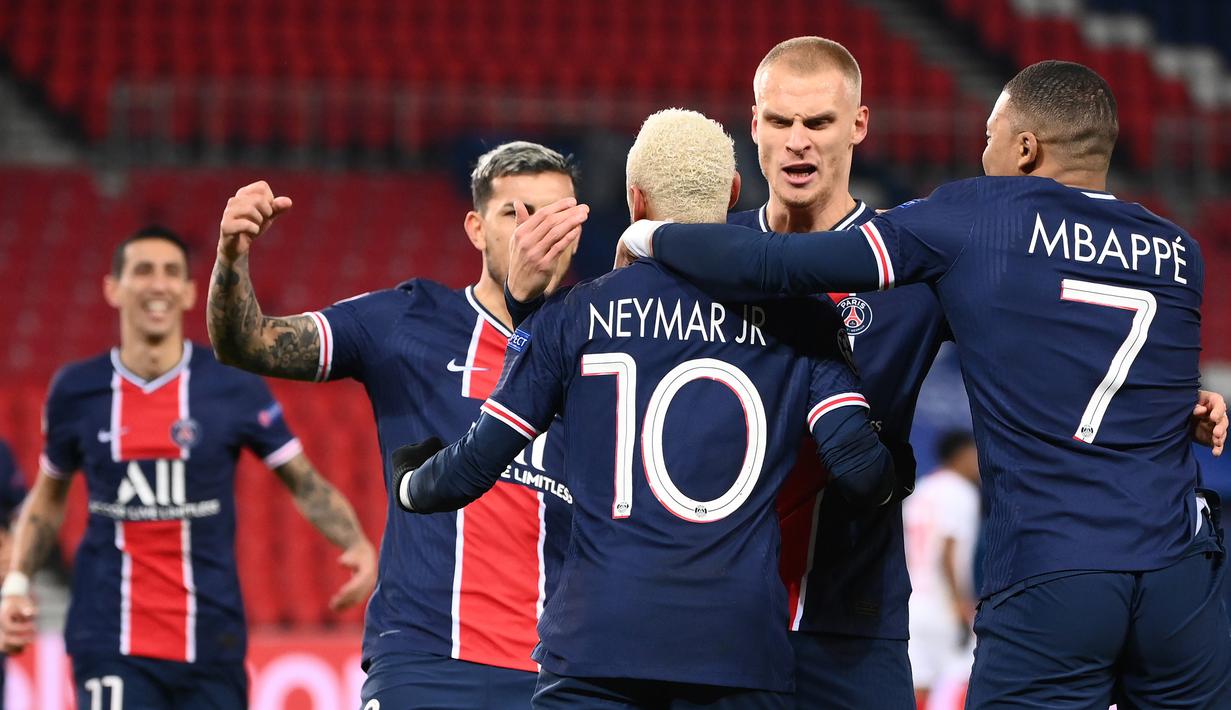 Para pemain Paris Saint Germain merayakan gol yang dibuat Neymar melalui eksekusi penalti dalam laga lanjutan Liga Champions 2020/21 melawan RB Leipzig di Parc des Princes Stadium, Paris, Rabu (25/11/2020). PSG mengalahkan Leipzig dengan skor 1-0. (AFP/Franck Fife)
