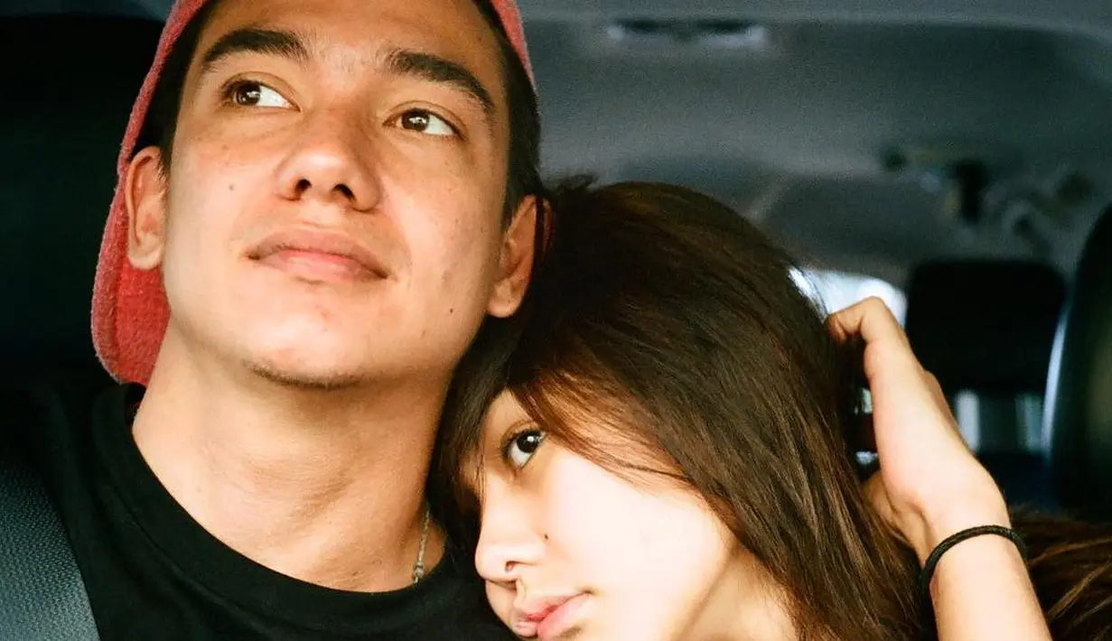 Dua bintang muda yang menjadi perbincangan Adipati Dolken dan Vanesha belum mengungkap status hubungan keduanya. Keduanya juga sering kali terlihat mesra. (Instagram/adipati)