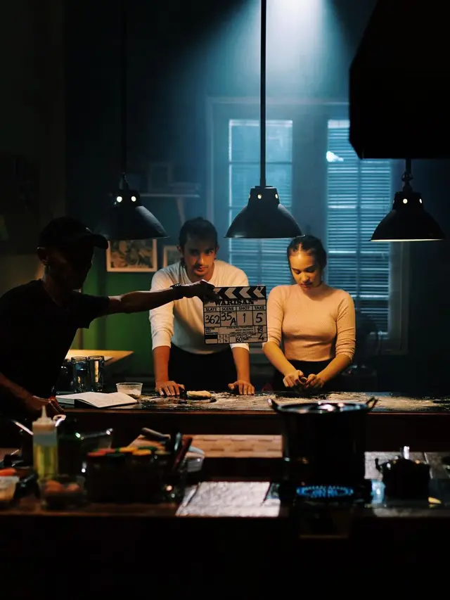 Main Film Bareng, Ini 7 Momen Kebersamaan Omar Daniel dengan Aurora Ribero