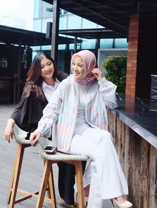 "Alhamdulillah janji Allah memang benar. Bagi orang yang bertakwa pasti akan diberikan solusi rejeki dari pintu yang tidak kita sangka," ucapnya. (Instagram/chafrederica)