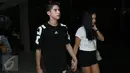 Al Ghazali terlihat menggandeng sang kekasih, Alyssa Daguise usai mengisi acara di kawasan Senayan, Jakarta, Sabtu (8/5). Al Ghazali juga telah mengenalkan sang model itu kepada keluarganya. (Liputan6.com/Herman Zakharia)