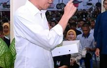 Momen Jokowi Makan Siang Nasi Kotak Bersama Karyawan Pabrik di Sidoarjo