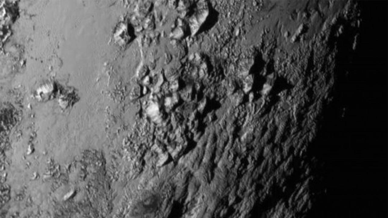 Melihat lebih dekat pegunungan es di Planet Pluto