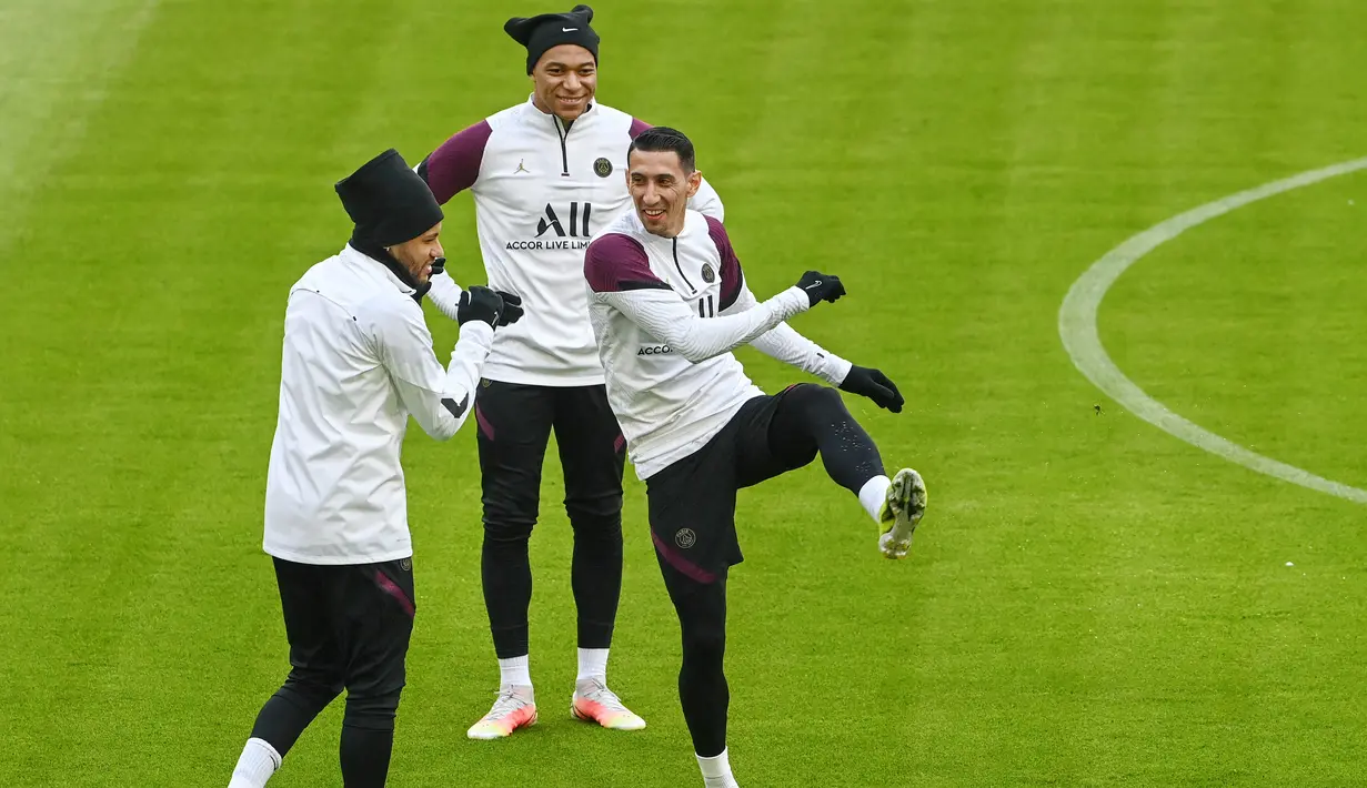 Pemain Paris Saint-Germain (PSG), Neymar, Angel Di Maria dan Kylian Mbappe, saat sesi latihan jelang laga perempat Liga Champions di Munich, Jerman, Rabu (7/4/2021). PSG akan berhadapan dengan Bayern Munchen. (AFP/Christof Stache)
