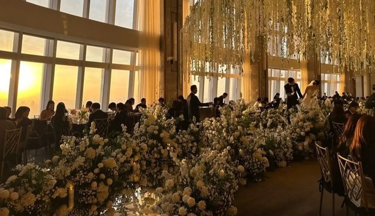 Suasana senja yang hangat pun membuat upacara pernikahan itu terasa romantis. [Foto: Twitter/dabong100]