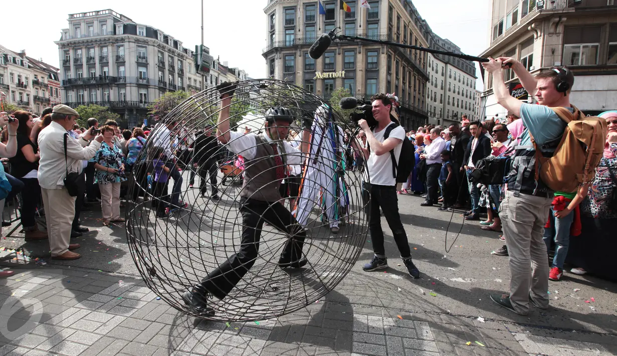 Aksi peserta parade Zinneke di pusat kota Brussels, Belgia, (22/5). Parade Zinneke lahir saat dicetuskan  Brussels Kota budaya oleh pemerintah setempat. (Arie Asona) 