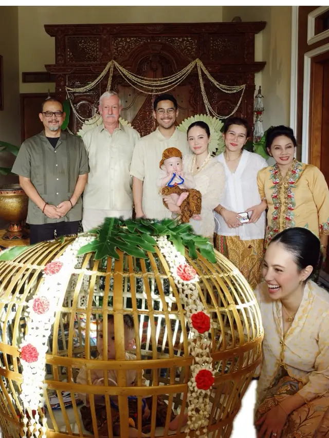 Pesona Anggika Bolsterli Tampil Anggun Berkebaya, Gelar Tedak Siten Sang Putra Kental Adat Jawa