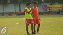 Penyerang Persija, Bambang Pamungkas berbincang dengan Amarzukih di sela-sela latihan di Markas Yon Zikon 14, Jakarta, Senin (24/8/2015). Persija kembali berlatih untuk menghadapi turnamen Piala Presiden 2015. (Liputan6.com/Helmi Fithriansyah)