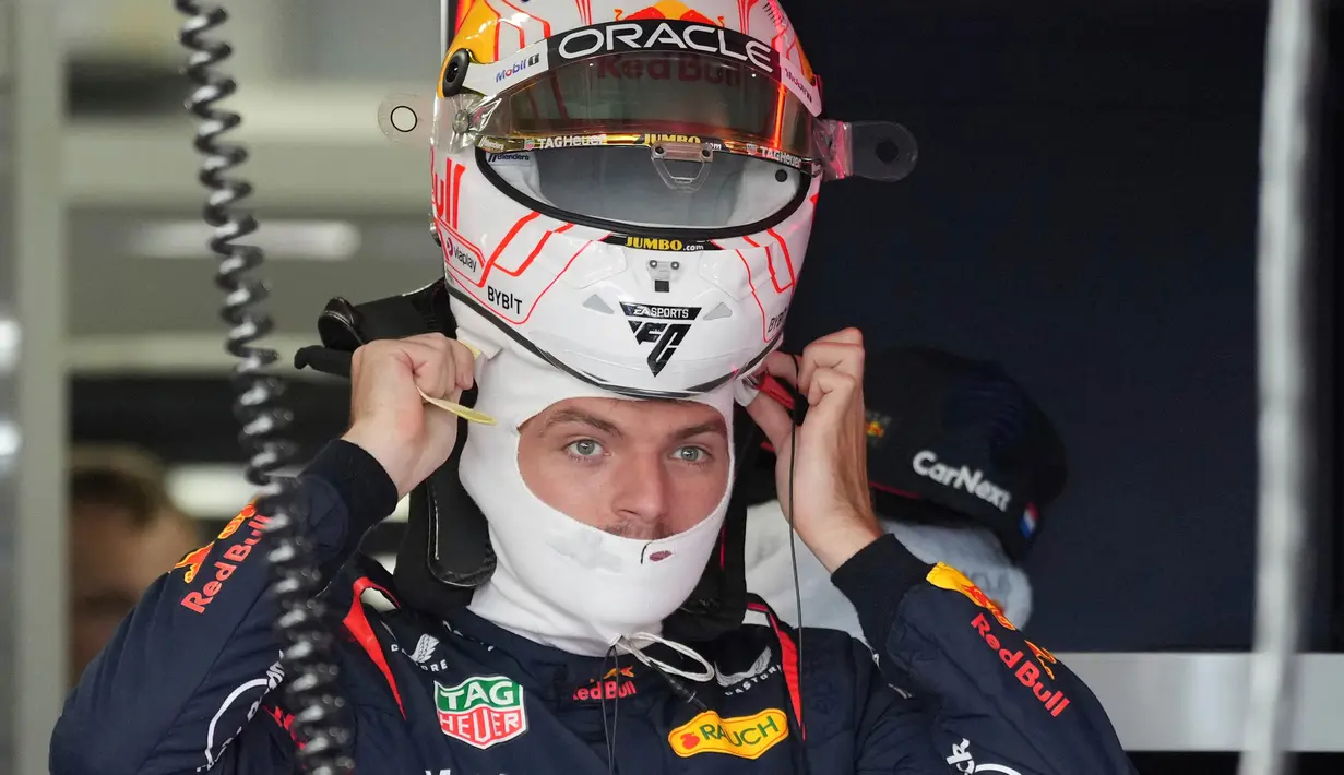 Pembalap Red Bull Max Verstappen mengenakan helm saat latihan kedua menjelang Grand Prix Formula Satu Jepang di Sirkuit Suzuka, Jepang, Jumat, 22 September 2023. (AP Photo/Toru Hanai)