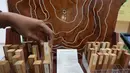 Koleksi 38 potongan kayu ini dulu merupakan sarana pembelajaran utama bagi para rimbawan setiap potongan mewakili satu jenis pohon yang berbeda lengkap dgn karakteristik serat , warna, dan tekstur masing masing turut dipamerkan di pameran hutan dan peradaban yang digelar secara gratis di area public stasiun MRT Bundaran HI, senin 12/10/2026. (KLY/Budy Santoso)