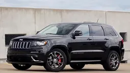 Jeep Grand Cherokee SRT8: Mobil Amerika terkenal dengan mesin berkapasitas besar dengan tenaga buas. Jeep bukan menjadi pengecualian. Mobil yang terlihat seperti SUV reguler perkotaan ini dibekali mesin Hemi 6.400cc V8 yang menyemburkan 470 Hp. Akselerasi 0 sampai 97 km/h mobil ini bisa tuntas di bawah lima detik, sebuah angka yang sangat impresif untuk sebuah SUV besar. (Source: autoblog.com)